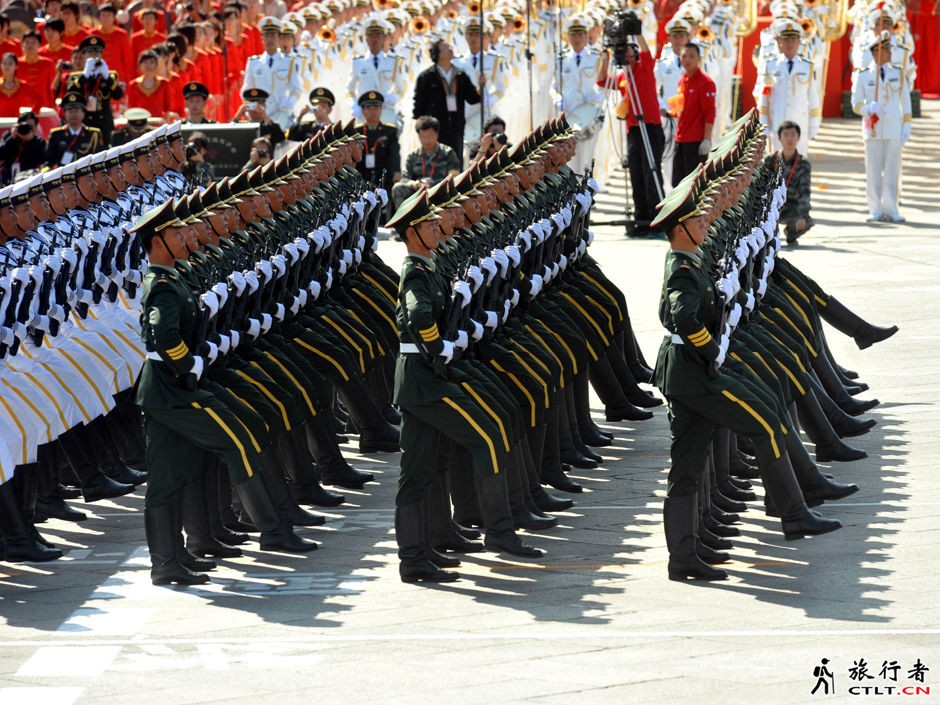 28、中国人民解放军三军仪仗队方队率先通过天安门广场.jpg