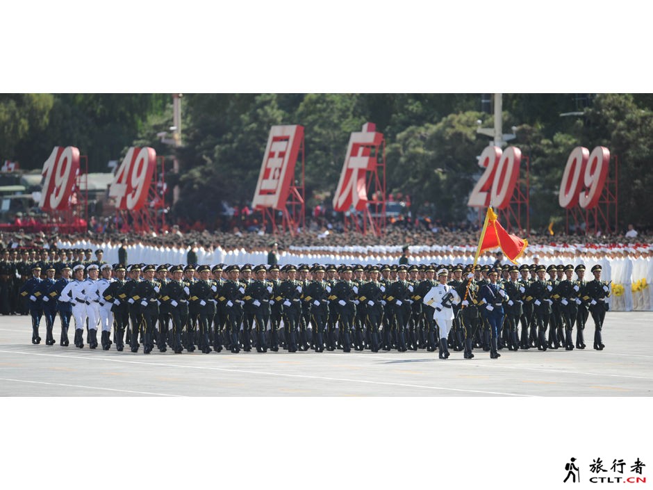 31、三军仪仗队护卫着中国人民解放军军旗率先通过天安门广场.jpg