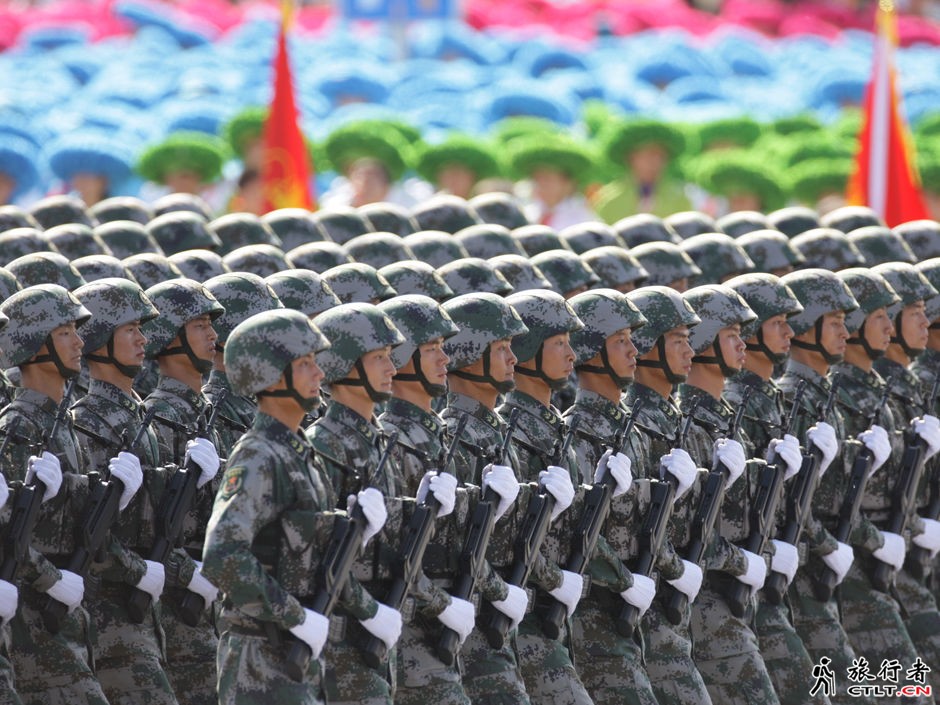 37、步兵方队通过天安门广场.jpg