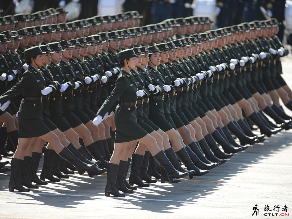 45、女兵方队接受检阅.jpg