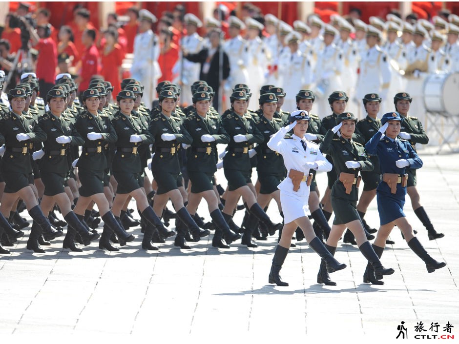 46、女兵方队接受检阅.jpg