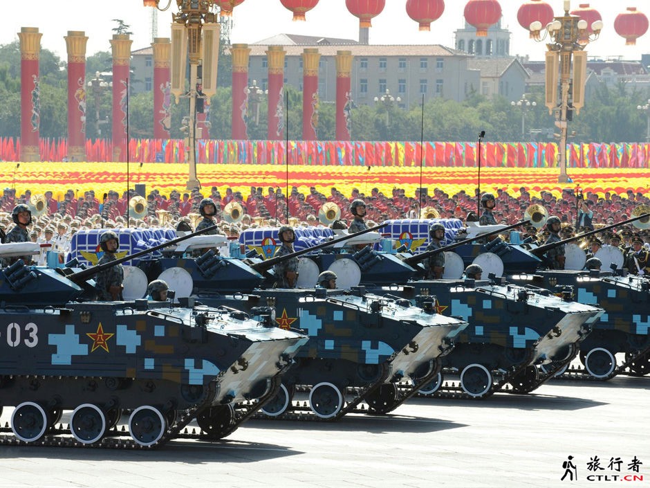 62空降兵战车方队.jpg