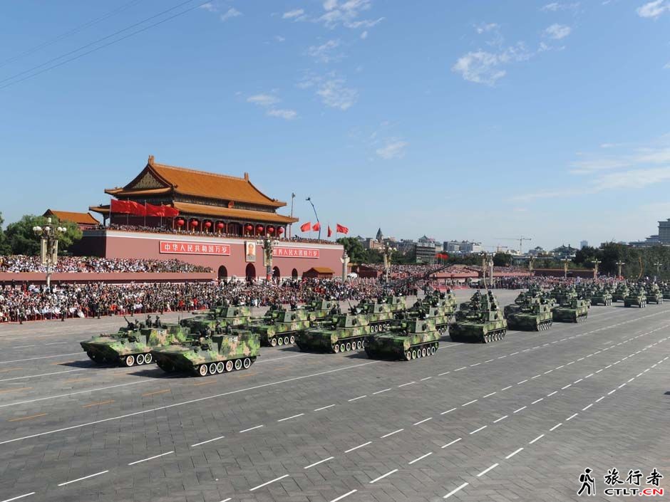 69、这是履带自行榴弹炮方队接受检阅.jpg