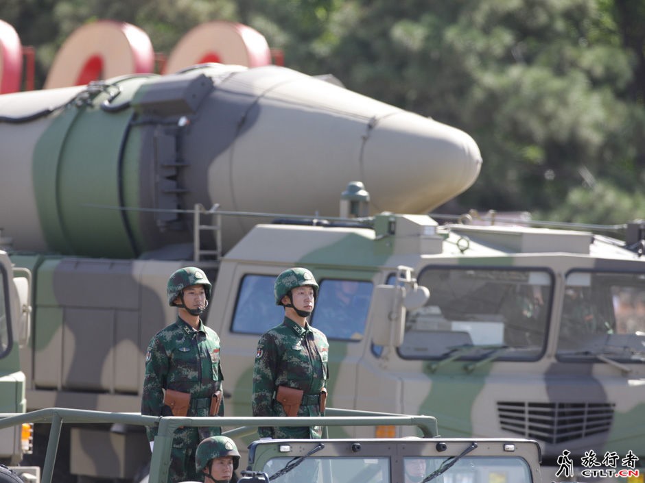 71、这是某新型中远程地地常规导弹方队.jpg