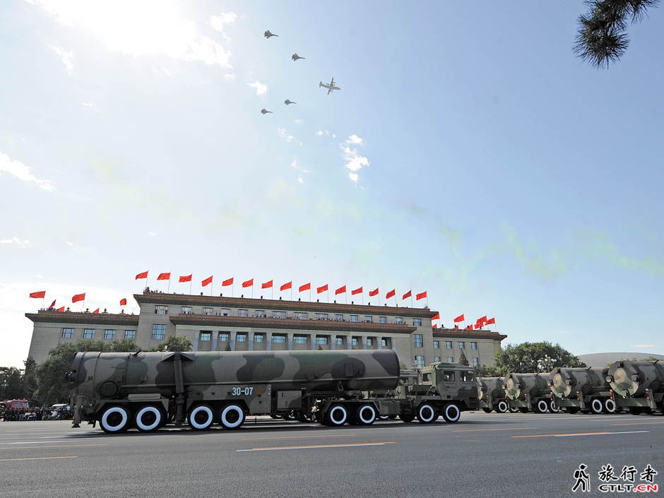 72、这是核导弹方队与空中梯队同时经过人民大会堂北侧.jpg