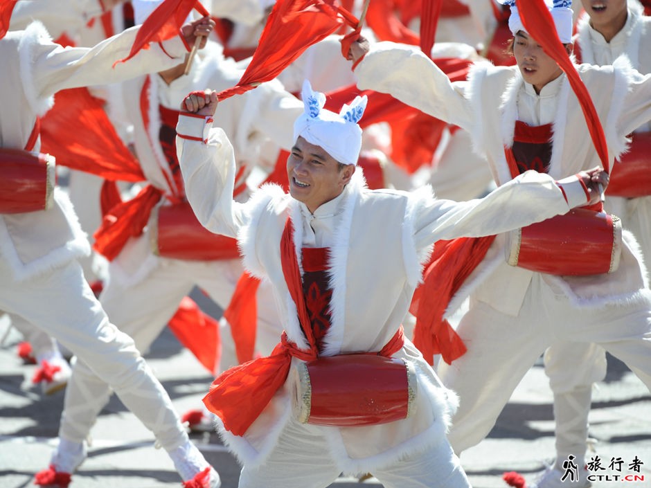 100、这是新中国成立以来最大规模的安塞腰鼓表演《欢乐道情》.jpg