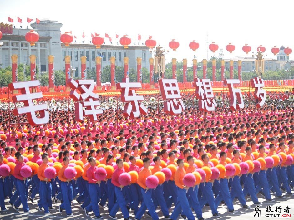 102、这是“毛泽东思想标语”方阵经过天安门广场.jpg