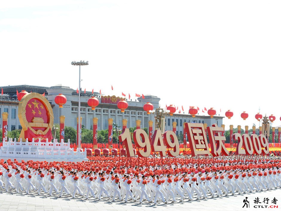 107、国徽和国庆年号方阵.jpg