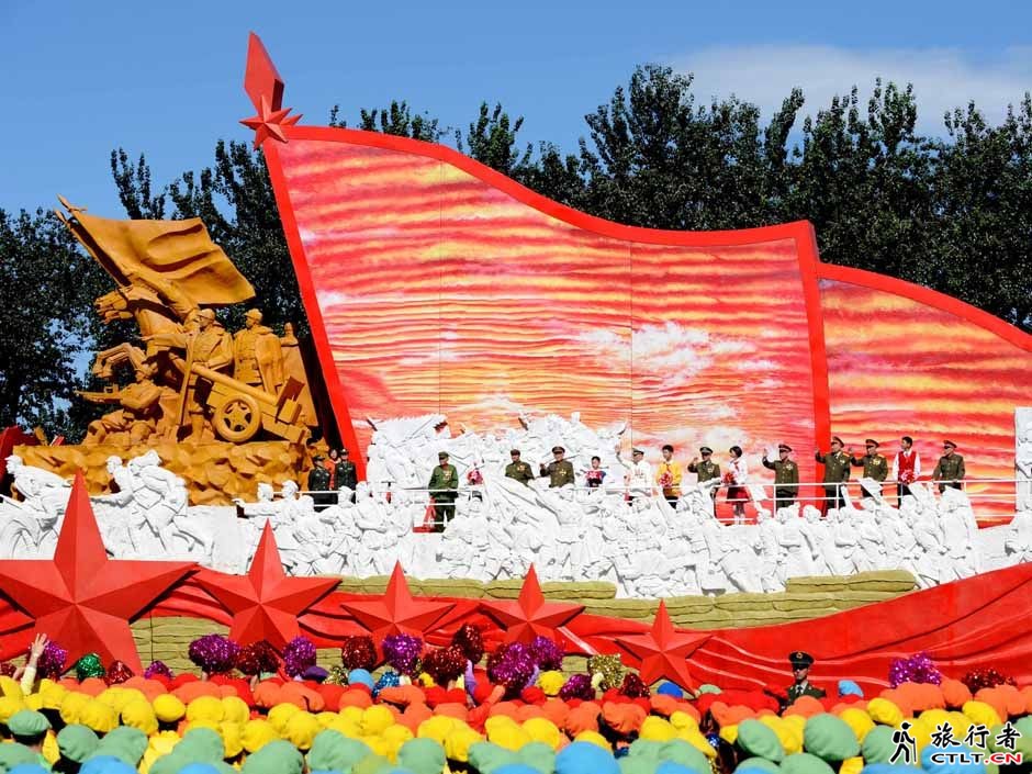 108、“浴血奋斗”方阵准备通过天安门广场.jpg