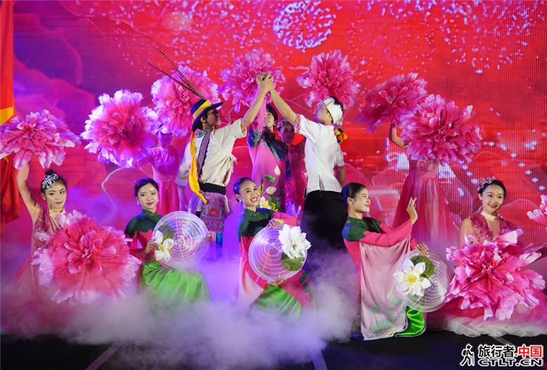 2024年9月16日，在越南胡志明市，艺术家在中越跨国中秋晚会上表演。新华社发（云南省.jpg