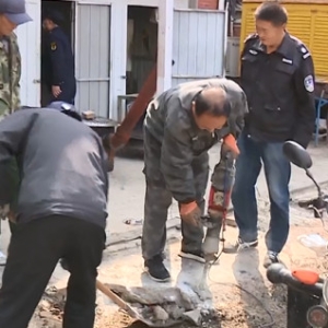 辽宁昌图小区公共区域私搭乱建 执法部门依法拆除