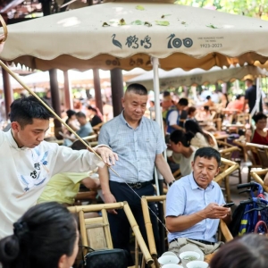 成都“网红”鹤鸣茶社100周岁了！