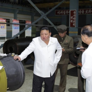 金正恩一周内第二次视察军工厂，亲自驾驶多用途战斗装甲车了解战斗性能和机 ...