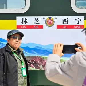 坐着火车游青藏——入藏旅游专列开启高原生态文化之旅