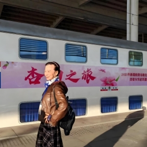 新疆首趟银发旅游专列开行