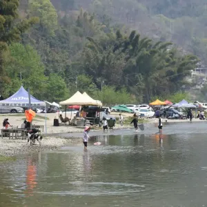 贵州省黔南布依族苗族自治州罗甸县新艾滩：露营旅游“火出圈” 房车营地“引客来 ...