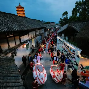 清明假期，四川A级旅游景区累计接待游客超1274万人次，门票收入近1.2亿 ...