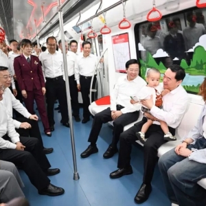 辽宁省委书记、省长乘地铁与乘客交流
