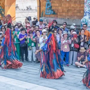 荣成成山头迎来300人韩国旅行团